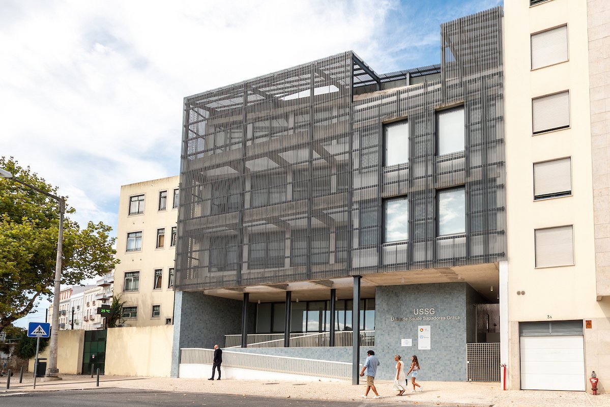 The building, with five floors and 1,882 square meters