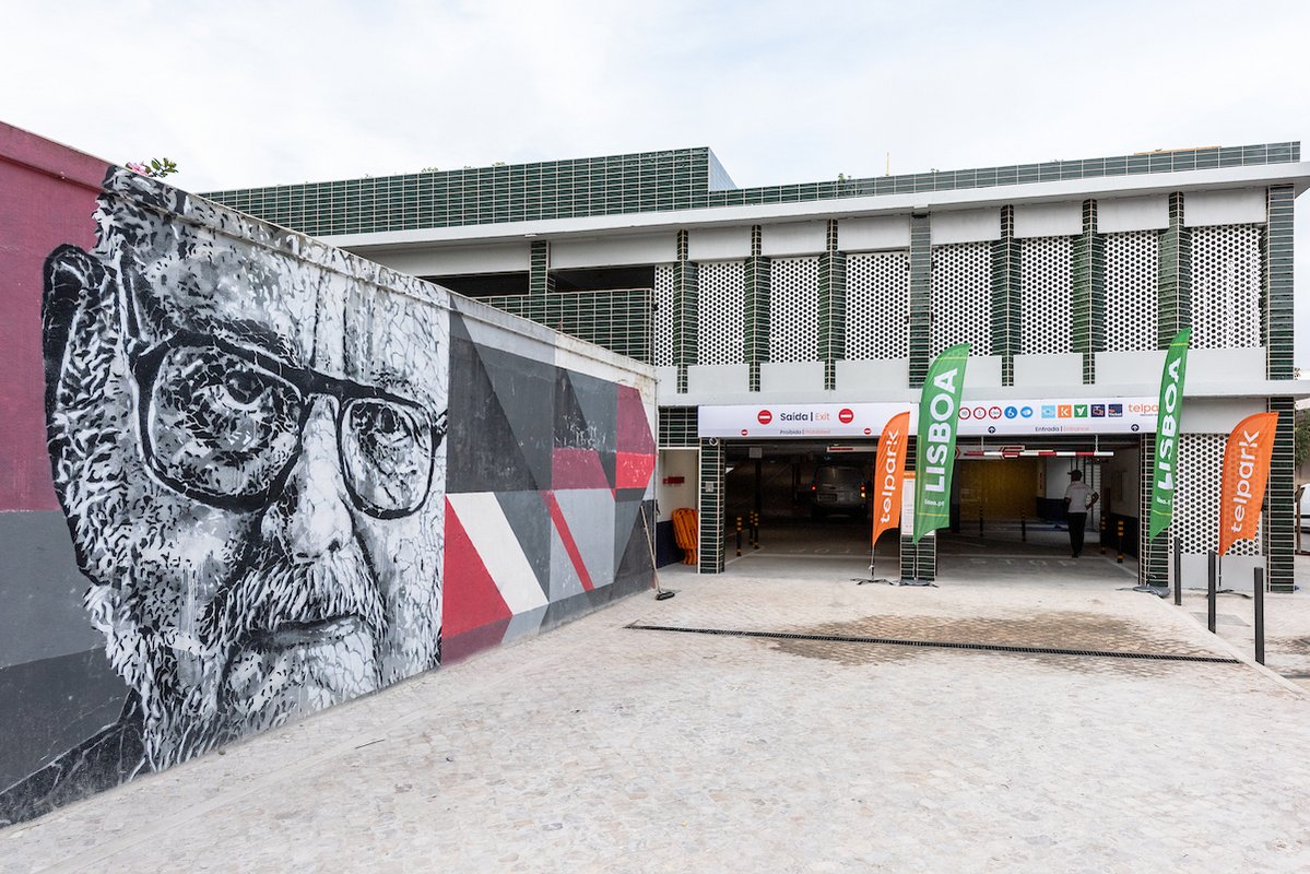 The parking lot is located on Avenida Rio de Janeiro, next to the Alvalade Market