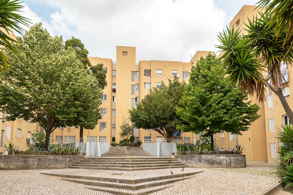 A construção do Bairro Padre Cruz teve início na década de 1950, para realojamento de famílias por força da construção da Cidade Universitária