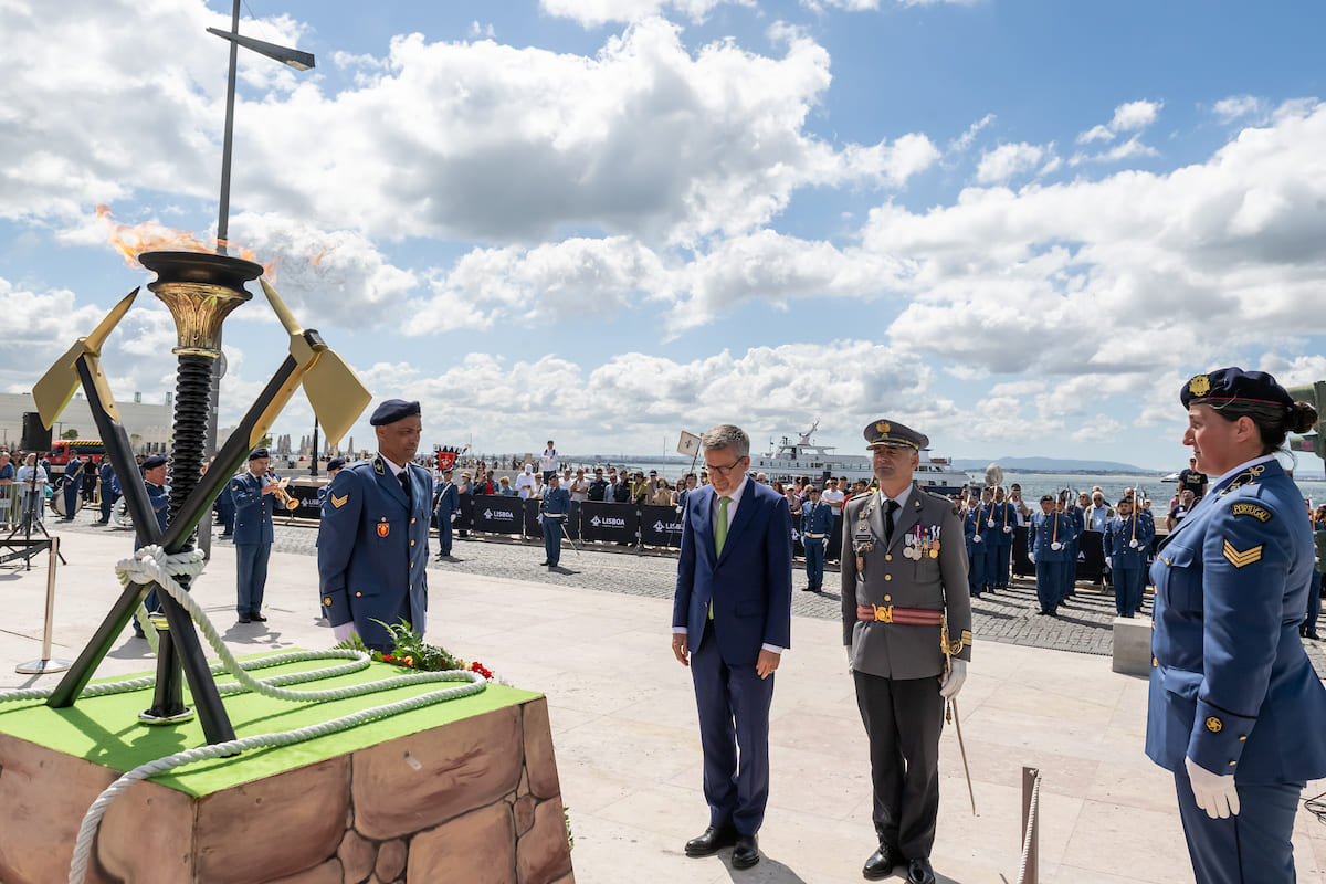 Colocação de uma coroa de flores para homenagear os mortos em serviço