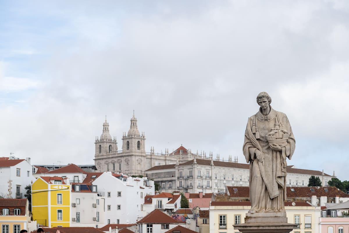 Estátua de São Vicente, padroeiro de Lisboa - Largo das Portas do Sol