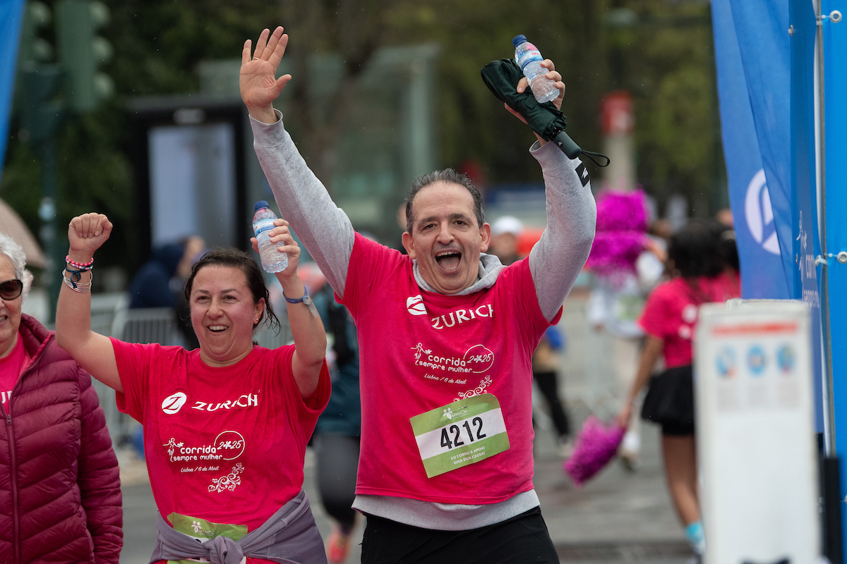 A correr ou a caminhar mulheres, homens e crianças, fizeram o habitual percurso de 5 km, entre os Restauradores e o Saldanha