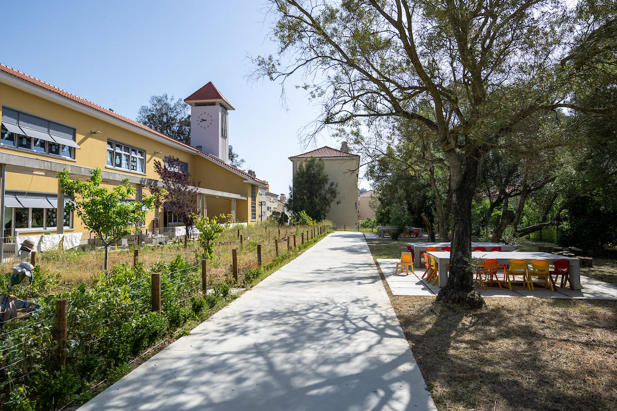 No exterior os recreios foram renovados e transformados em espaços amplos com zonas verdes