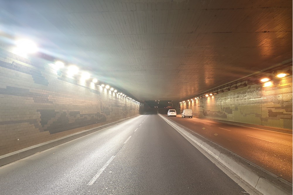 A tecnologia LED (do lado esquerdo da fotografia) substituiu toda a iluminação existente no Túnel do Marquês