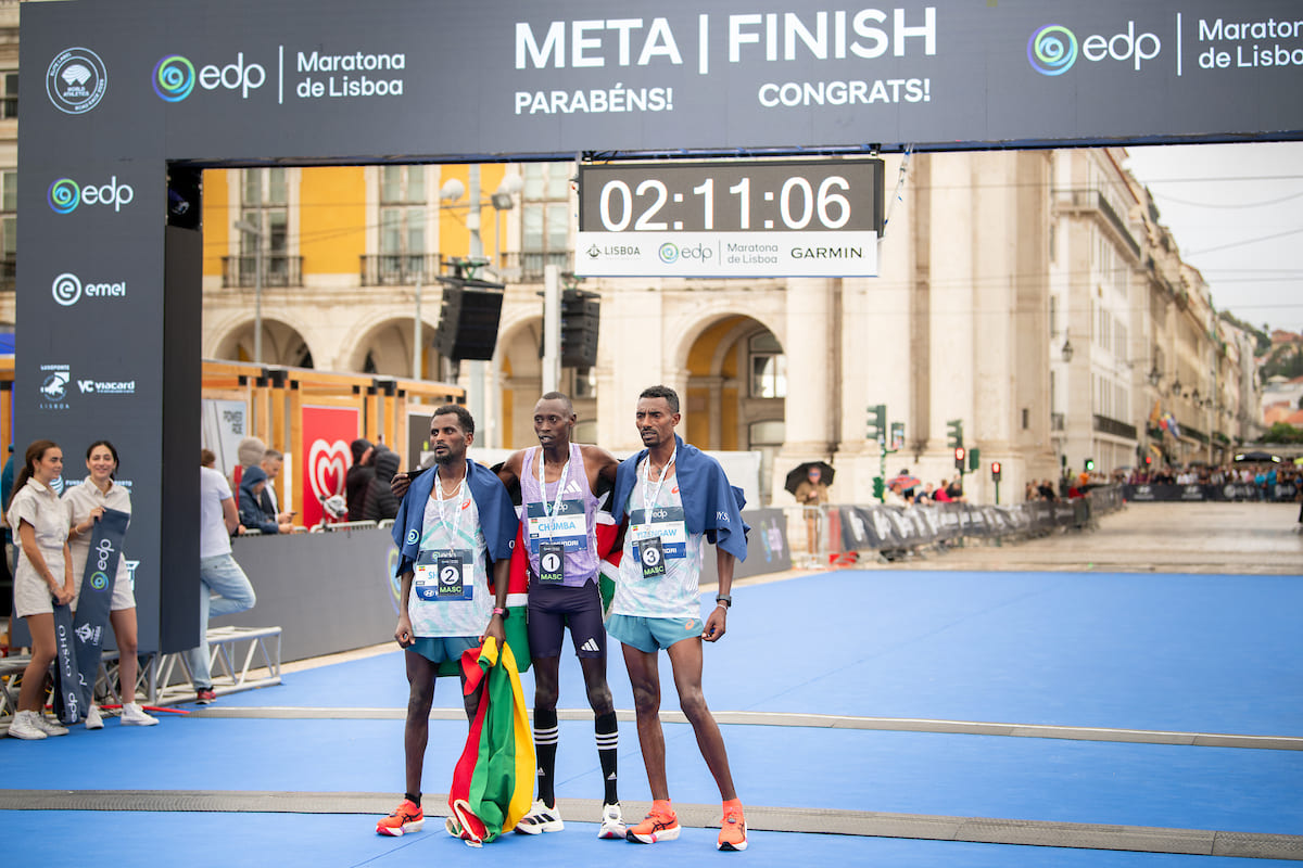 Zablon Chumba, from Kenya, Gadisa Shumie and Limenith Yizengaw, from Ethiopia, were the first to cross the finish line in Terreiro do Paço