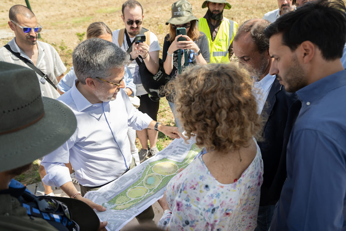 Depois de anos em que o terreno esteve abandonado, o projeto transformou o local num espaço de valorização da biodiversidade