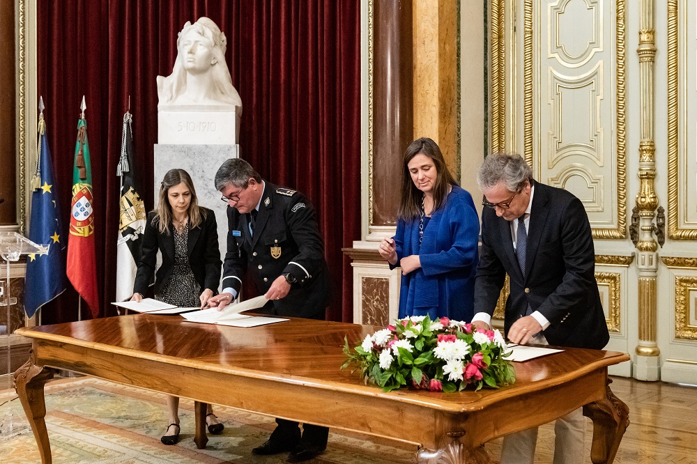 José Barros Correia, da PSP, Filipa Roseta, vereadora da Habitação e Fernando Angleu, da Gebalis - Salão Nobre dos Paços do Concelho