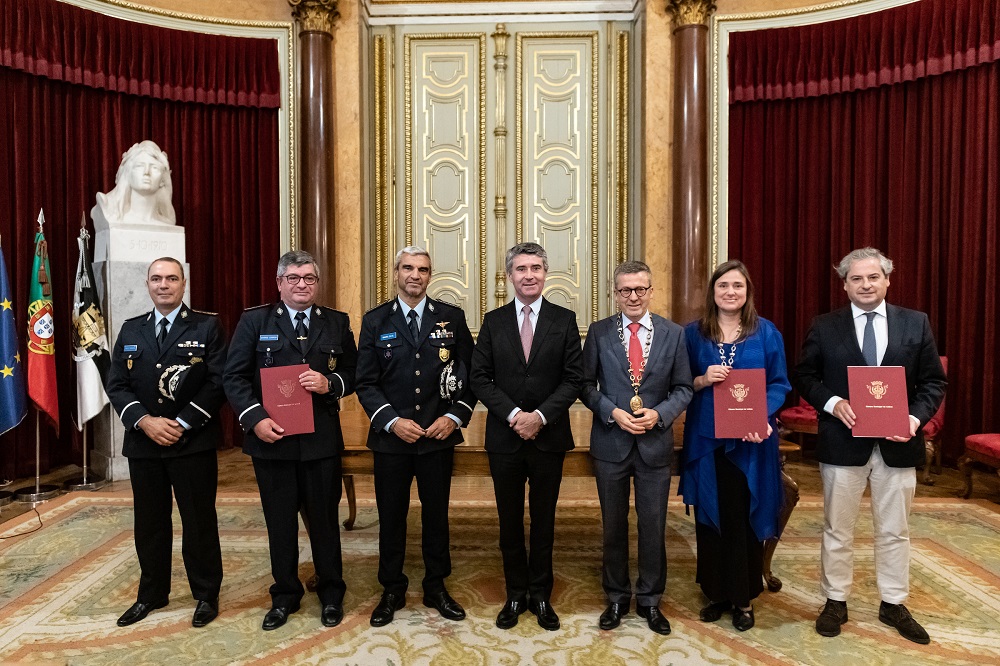 O protocolo entre a Gebalis e os Serviços Sociais da Polícia de Segurança Pública foi assinado no Salão Nobre dos Paços do Concelho