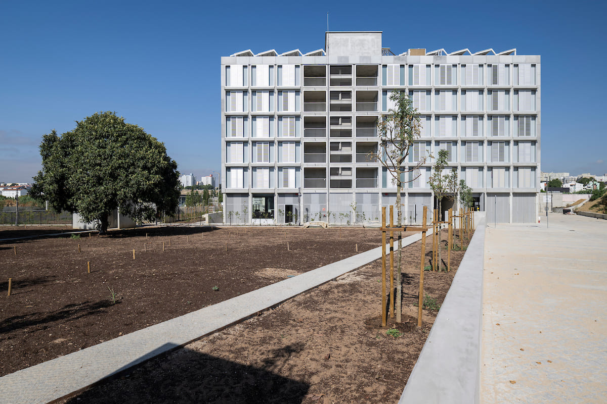 O projeto contempla a requalificado do espaço público, infraestruturas e espaços verdes de utilização coletiva, incluindo hortas urbanas