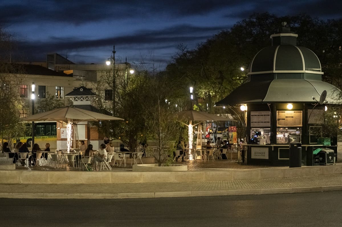 Bars and restaurants can continue to sell drinks outside, on the terraces, and inside, during their legal hours