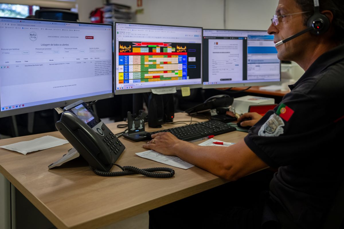 After activation, the call is forwarded to the central office of the Lisbon Fire Brigade Regiment