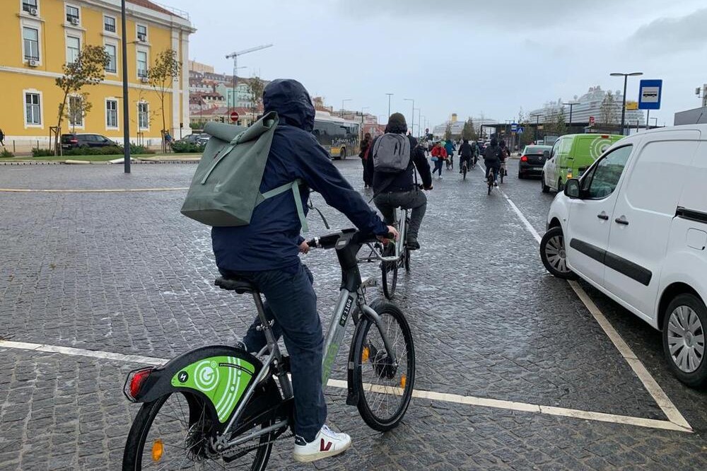 Os participantes observaram casos práticos em Lisboa durante as deslocações em circuitos a pé e de bicicleta