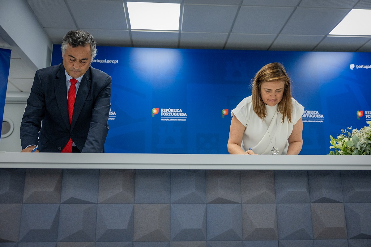 Fernando Alexandre, Ministro da Educação, e Filipa Roseta, vereadora das Obras Municipais,  assinam acordo de colaboração para obras no parque escolar