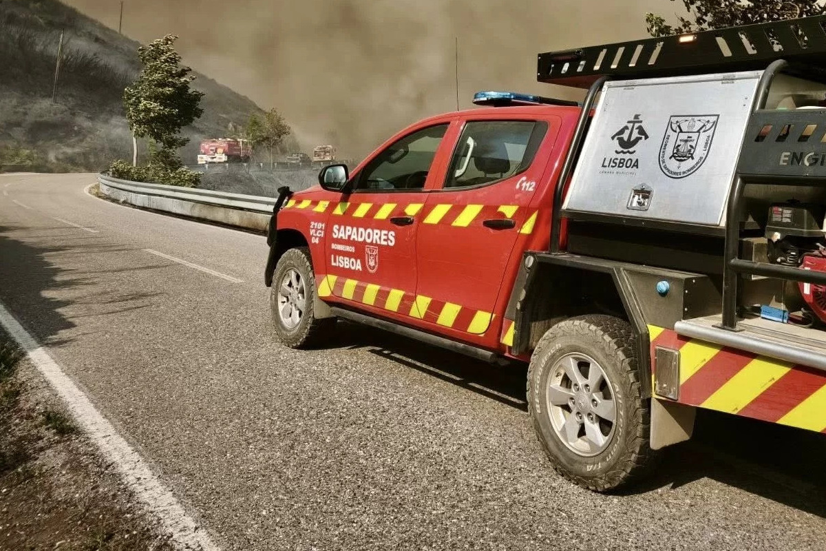 Bombeiros Sapadores de Lisboa combatem incêndios no norte do País 