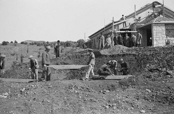 Workers sift the earth to collect archaeological remains, 1944