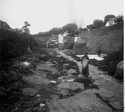 Washing women in the Alcântara Stream by the New Bridge [c. 1912]