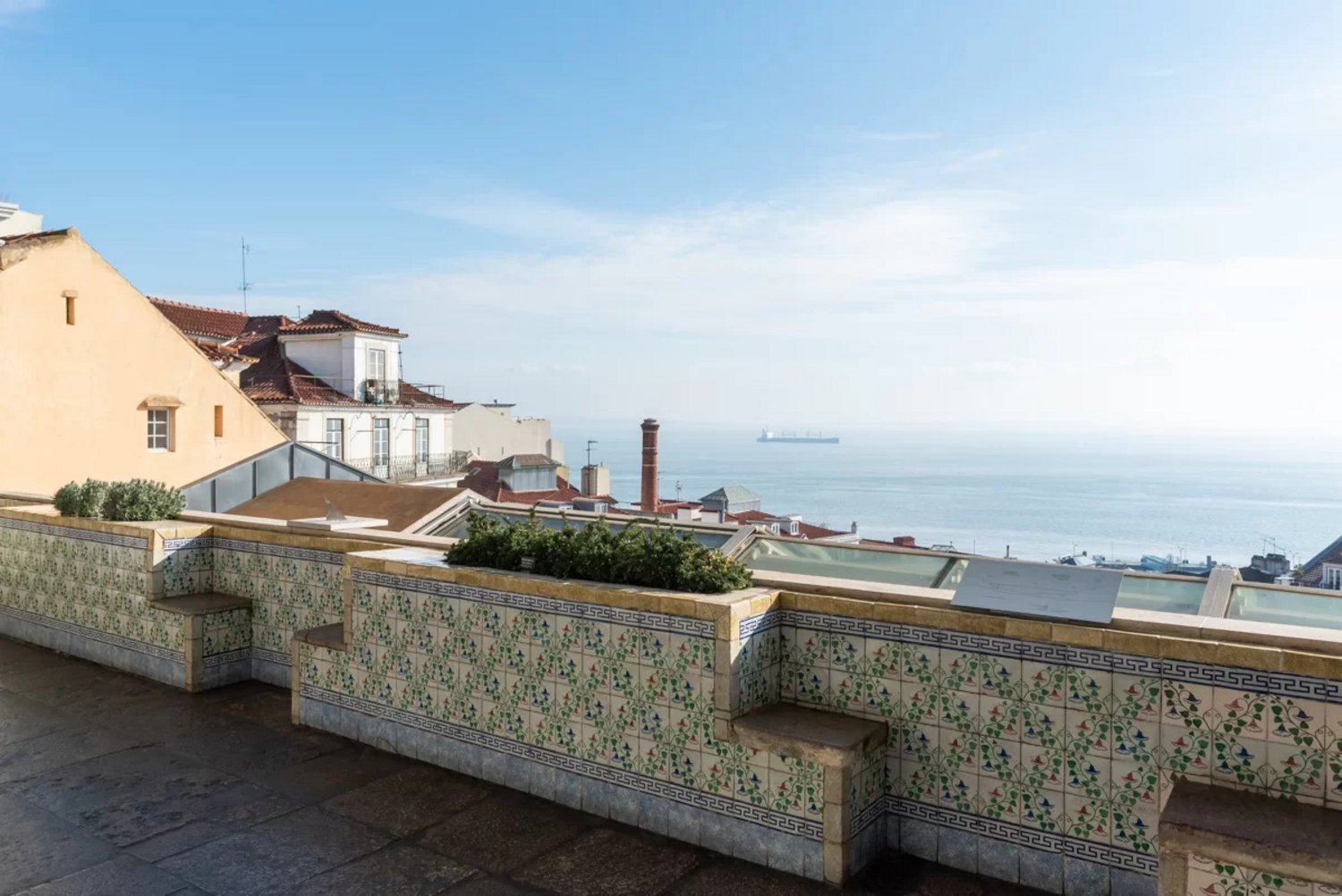 o Teatro era visível por todos os que chegavam pelo rio