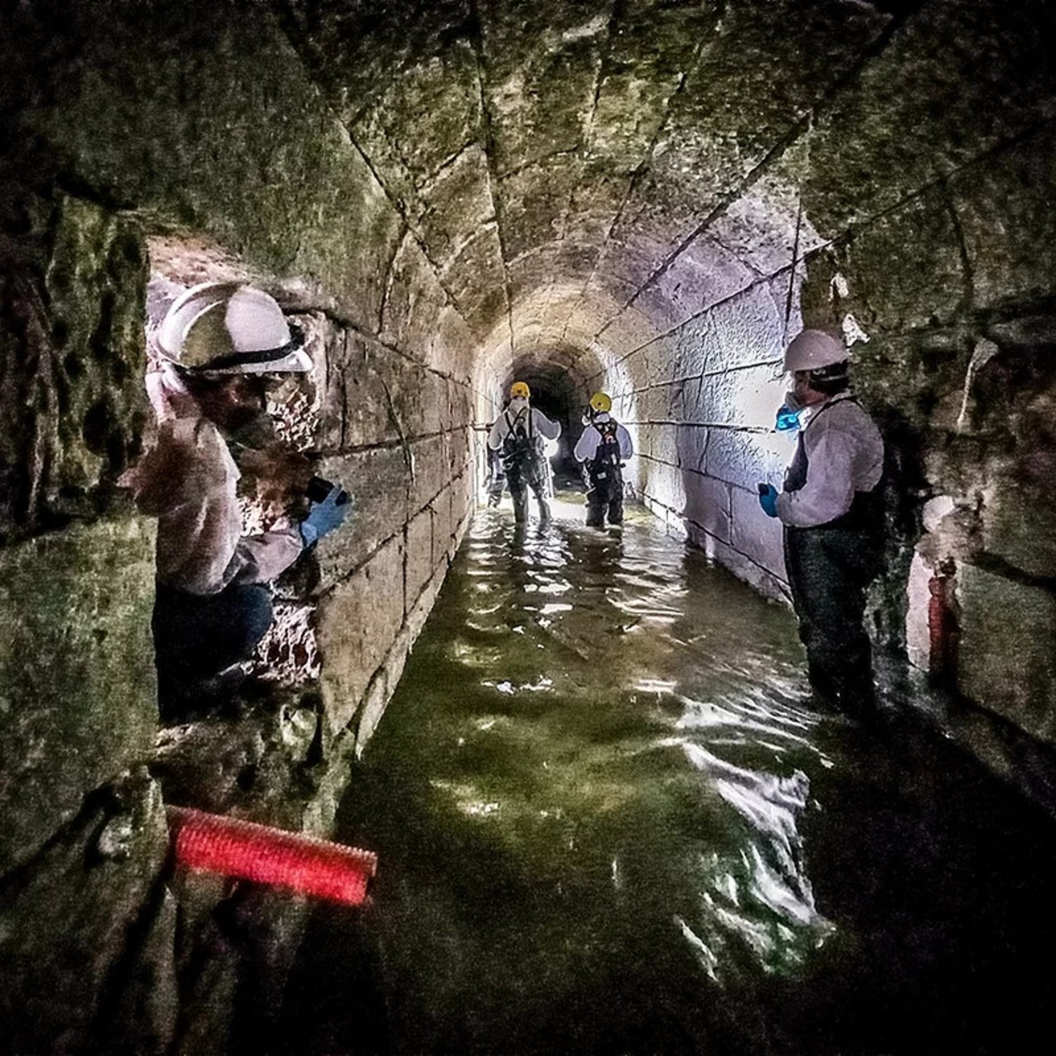 Vista do interior do coletor na rua da Prata