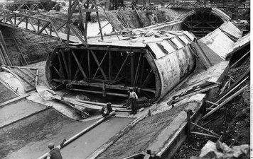Caneiro de Alcântara, works to cover the Alcântara stream near the New Bridge - 1945
