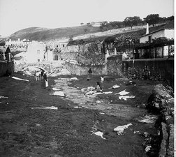 Washing women in the Alcântara Stream by the New Bridge [c. 1912]