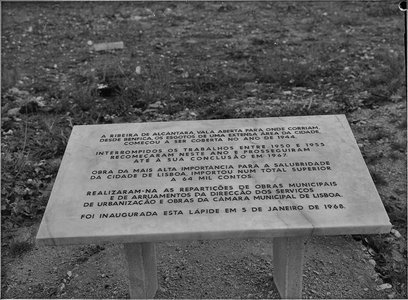 Lápide comemorativa da cobertura da ribeira de Alcântara, inaugurada em 5 de janeiro de 1968