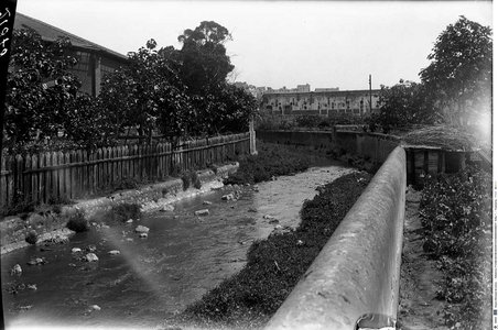 A ribeira de Alcântara antes de ser coberta.
