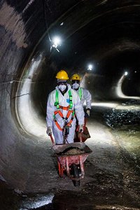 Trabalhadores carregam detritos 