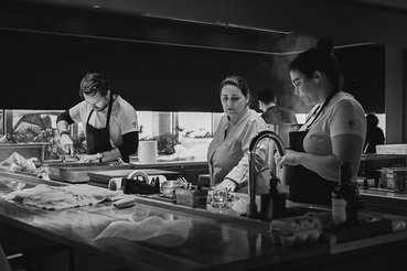 Chef Marlene na bancada a falar com os seus cozinheiros