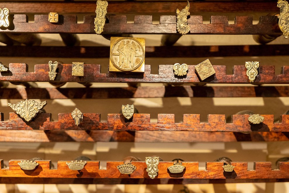 Ferros de dourar encadernações: espólio da antiga Casa de Douradores da encadernadora “A Carmelita”, que funcionou neste espaço.