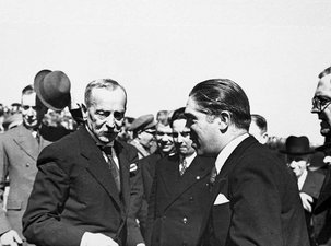President Carmona greets engineer Duarte Pacheco at the signing of the park project, 1938