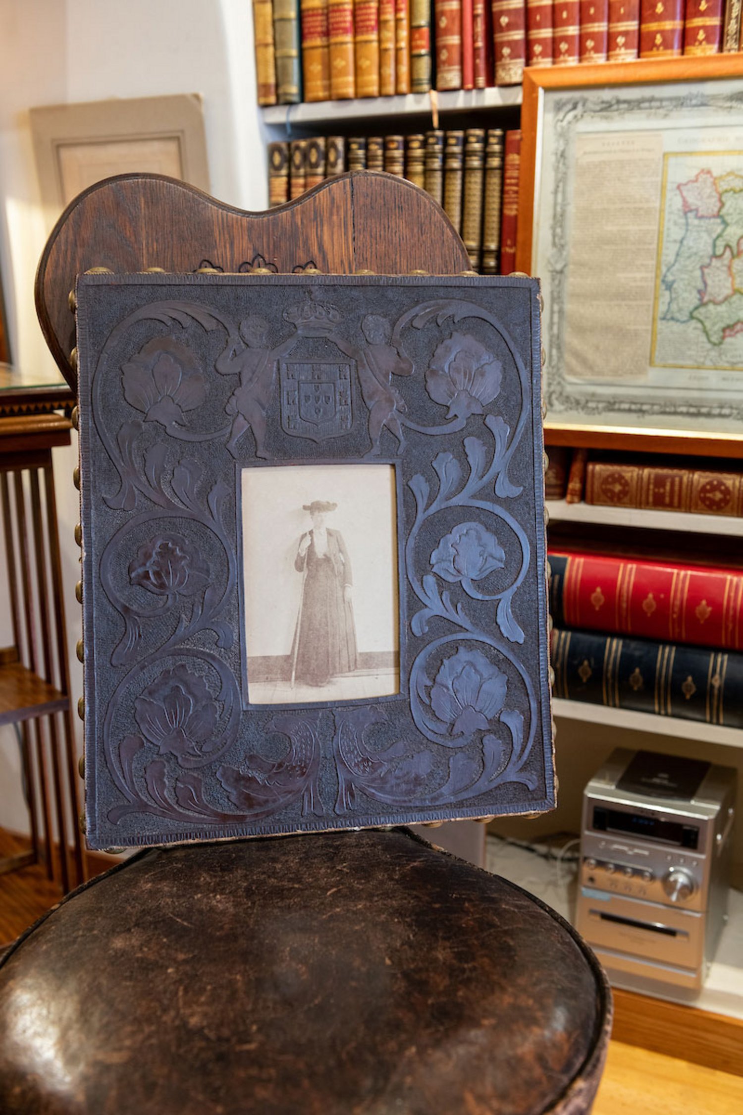 Rainha D. Amélia com trajes campestres, fotografia de autoria presumida de Carlos Relvas. Moldura gravada em pele com as armas da família real portuguesa. Este objeto foi adquirido por colecionador na Irlanda. “O Manuscrito Histórico” tem vários clientes internacionais.