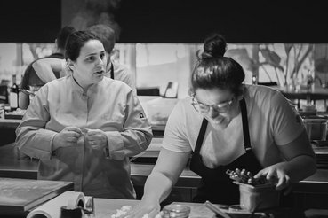 Chef Marlene à conversa com a sua cozinheira