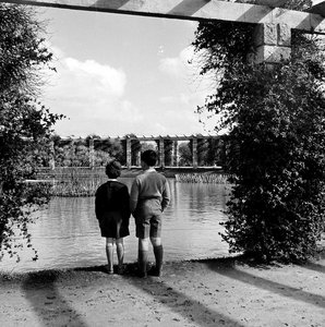 Pérgula e lago do miradouro de Montes Claros