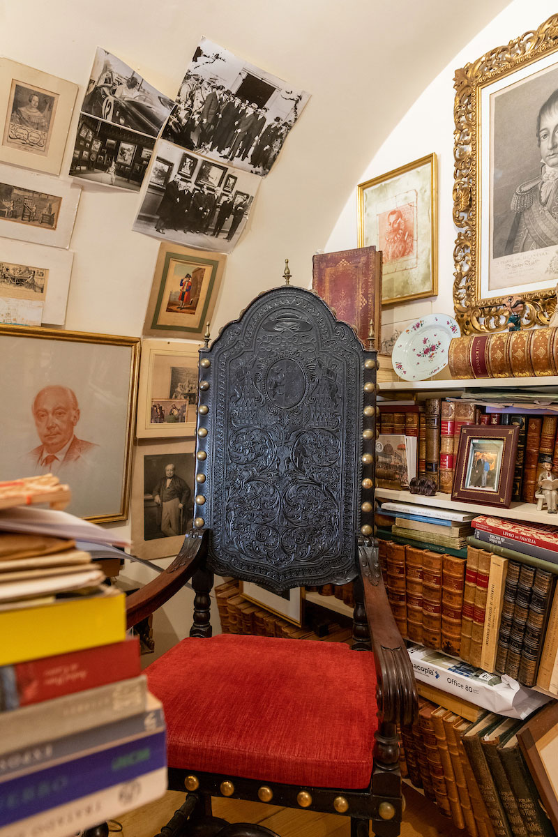 Cadeira que pertenceu ao cardeal João da Mota e Silva, “primeiro-ministro” de D. João V: objeto adquirido pelo fundador da loja, José Rebelo (retratado no quadro à esquerda).
