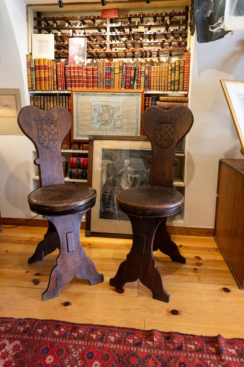 Cadeiras de caça com o brasão do marquês do Funchal, inspiradas nas selas dos cavalos, séc. XIX.