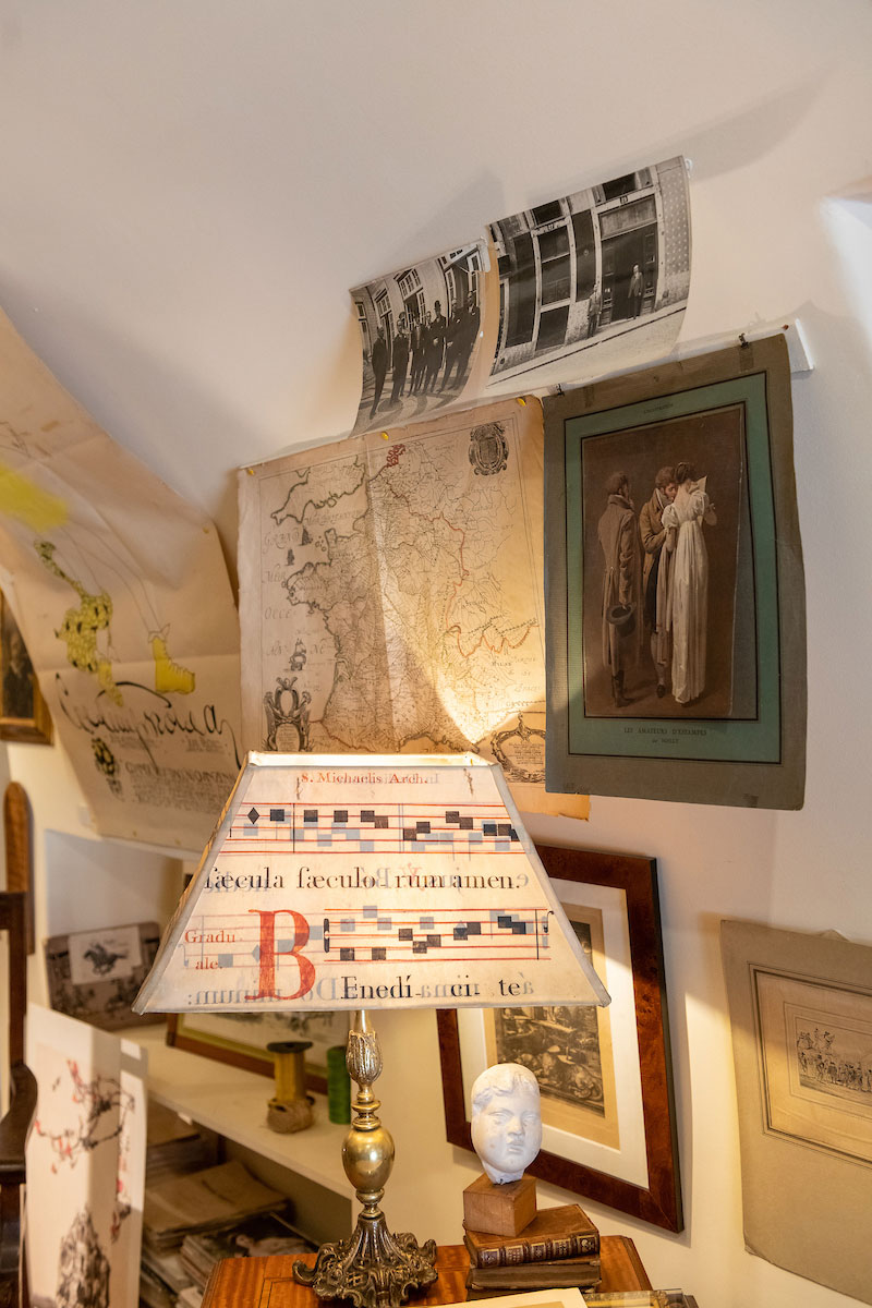 Cartazes, mapas, gravuras, fotografias e objetos também fazem parte do acervo.