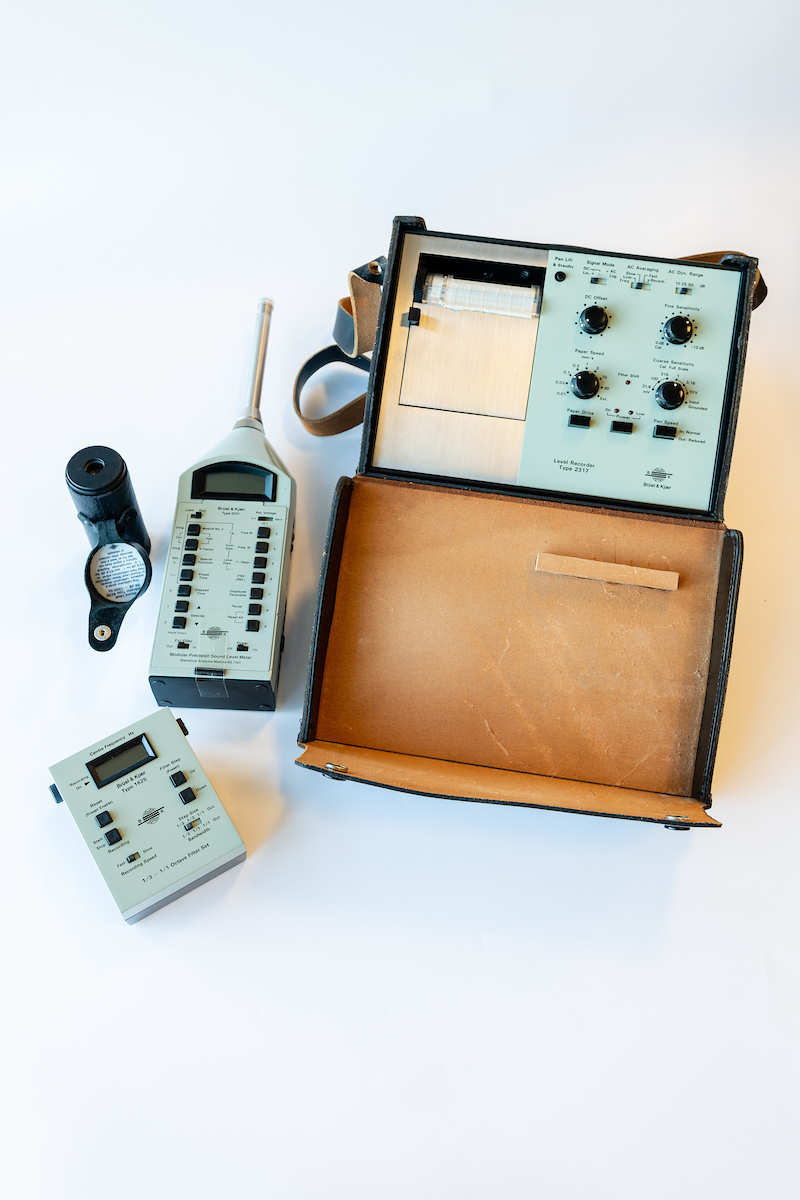 Sonómetro utilizado nos anos 70 e 80 com impressora de papel para registo dos níveis de ruído